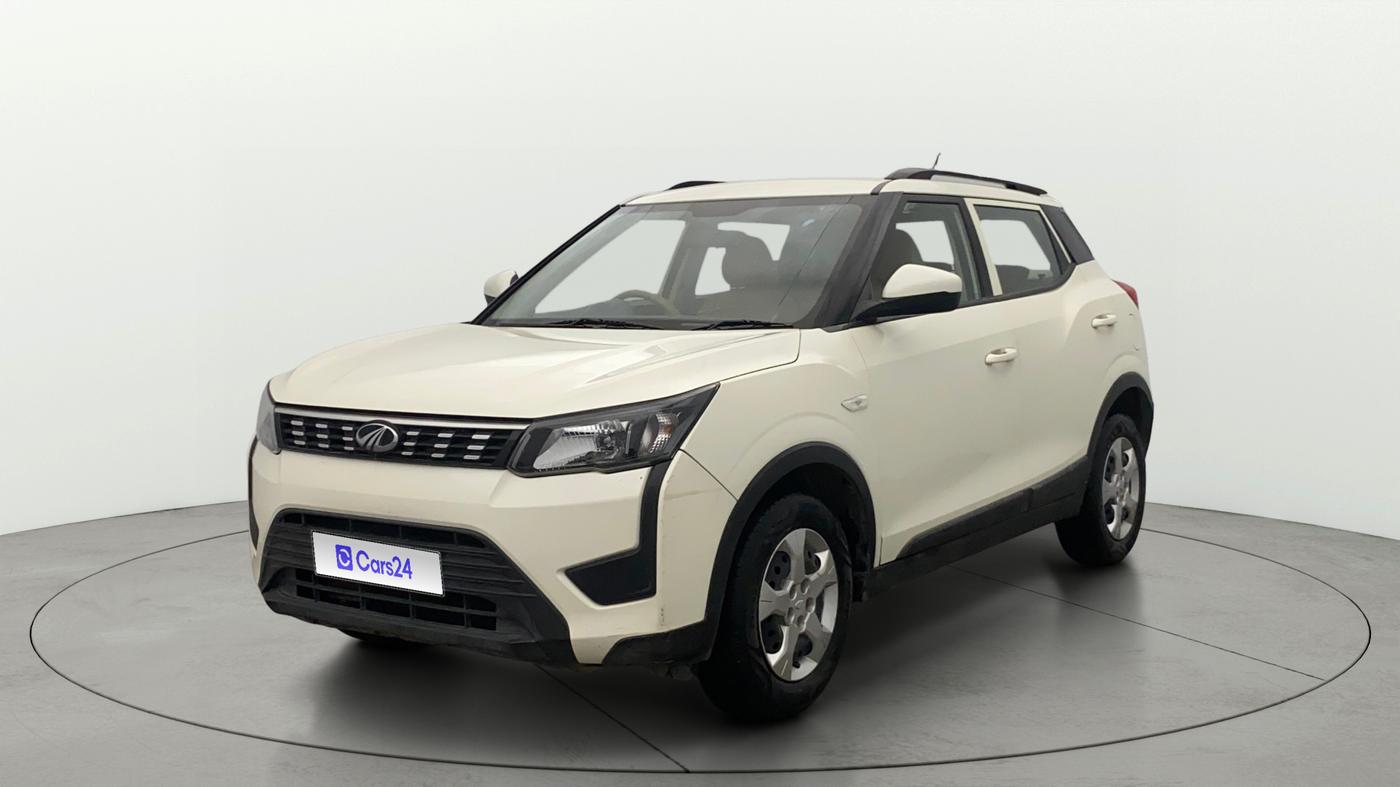 2020 Mahindra XUV300 W6 1.2 PETROL, Petrol, Manual, 15,386 km, Left Front Diagonal