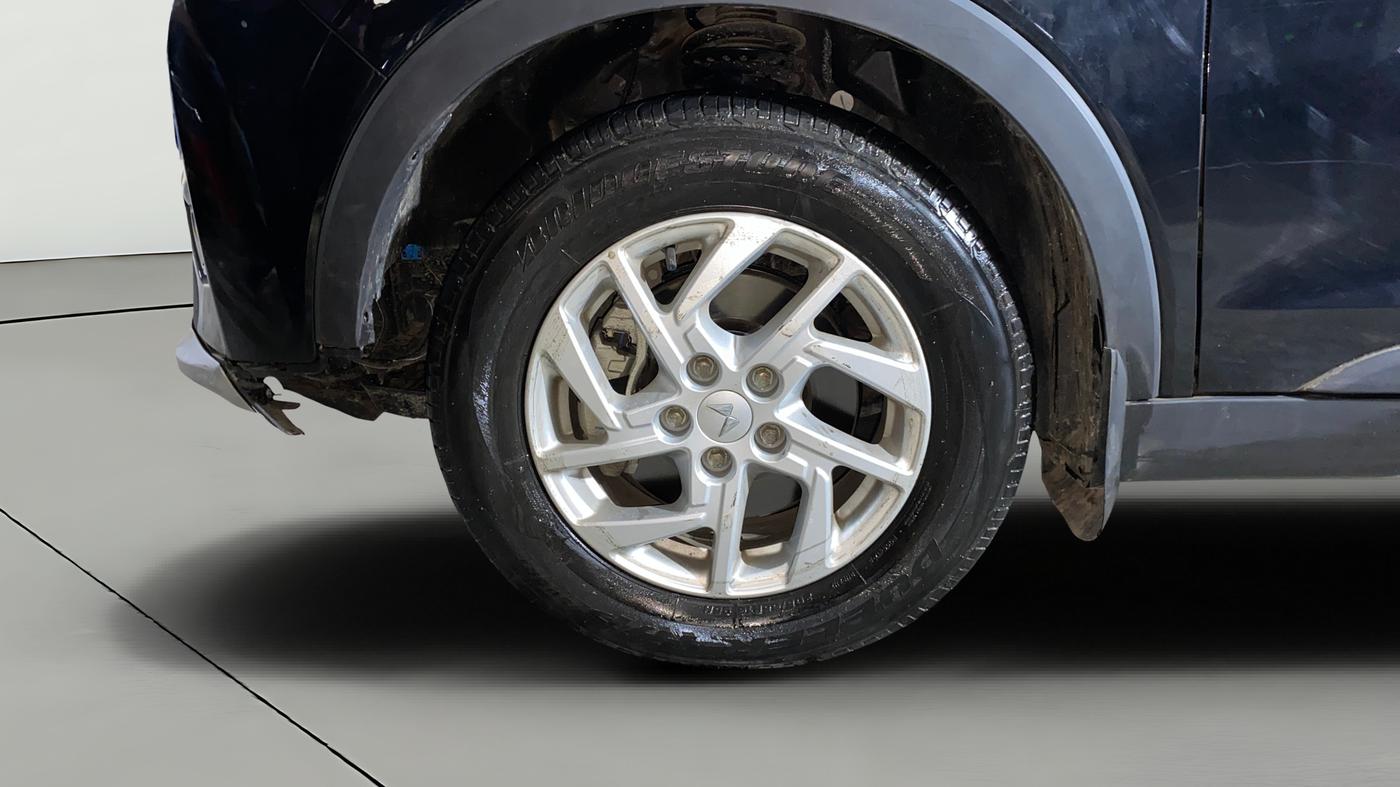 2024 Mahindra XUV300 W8 1.2 PETROL, Petrol, Manual, 1,084 km, Left Front Wheel