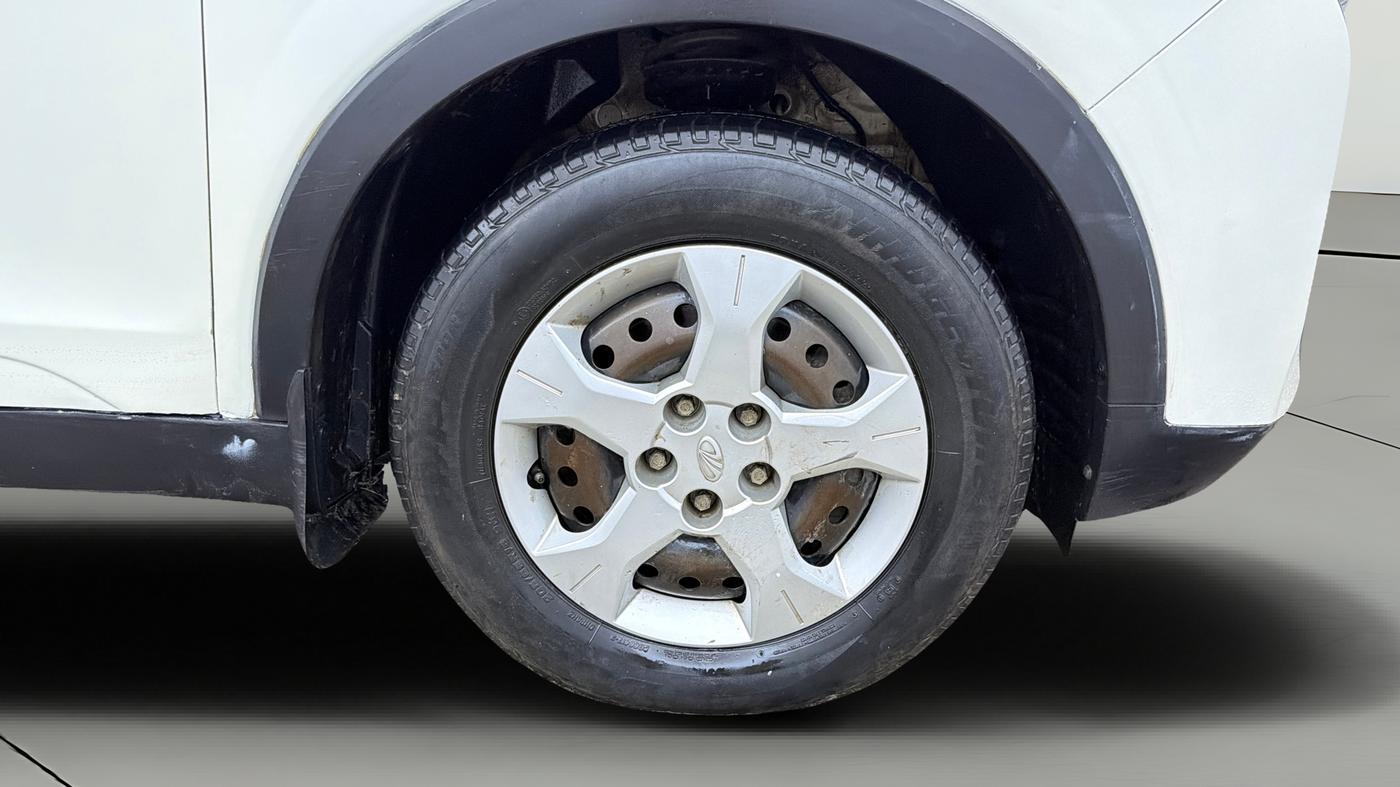 2022 Mahindra XUV300 W6 1.2 PETROL AMT, Petrol, Automatic, 1,14,527 km, Right Front Wheel