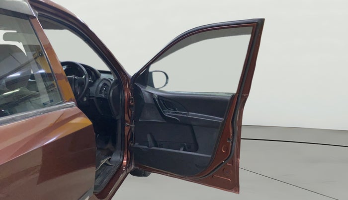 2018 Mahindra XUV500 W5, Diesel, Manual, 78,284 km, RHS Front Door