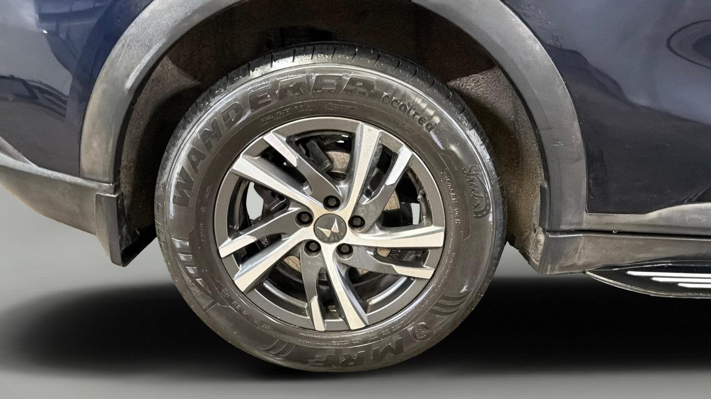 2022 Mahindra XUV700 AX 5 P AT 5 STR, Petrol, Automatic, 53,521 km, Right Rear Wheel