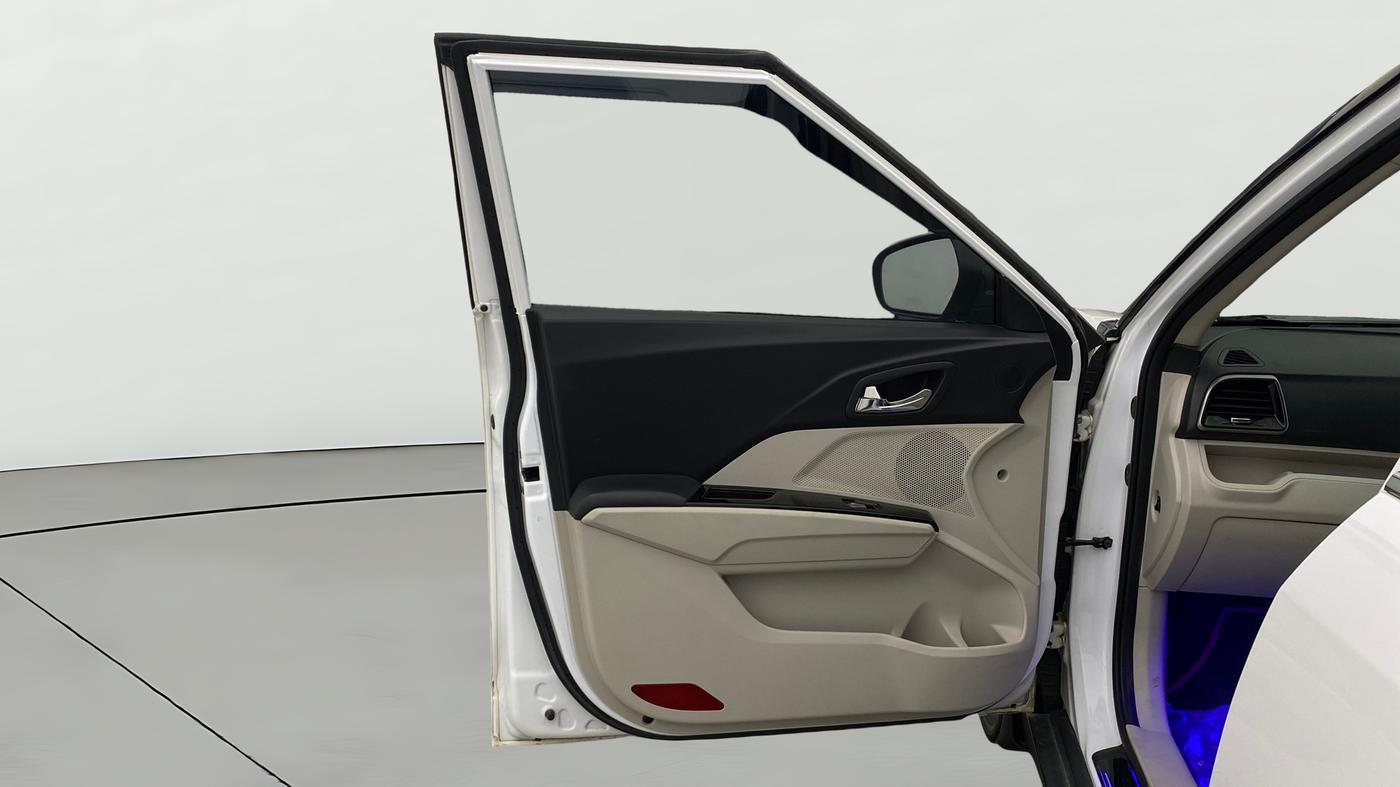 2024 Mahindra XUV300 W8 (O) 1.2 PETROL AMT, Petrol, Automatic, 45,360 km, LHS Front Door