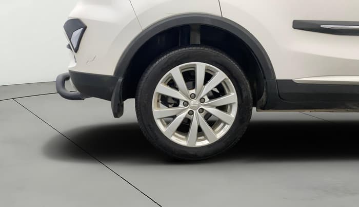 2025 MG ASTOR Select 1.5 MT (Ivory), Petrol, Manual, 4,896 km, Right Rear Wheel