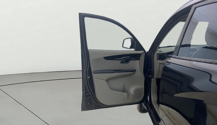 2016 Mahindra Kuv100 K6 5 STR, Petrol, Manual, 84,140 km, LHS Front Door