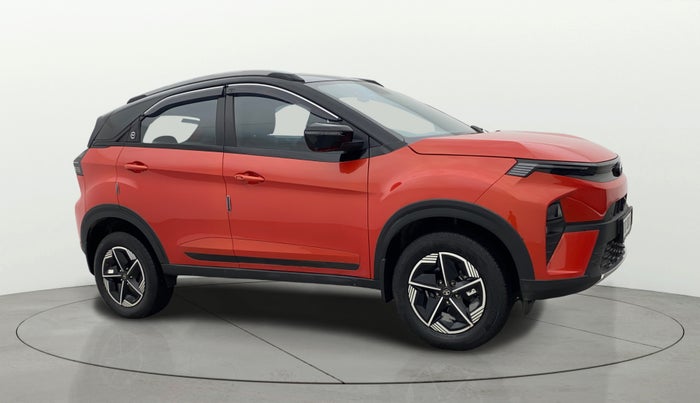 2023 Tata NEXON FEARLESS + SUNROOF DCA DUAL TONE 1.2 PETROL, Petrol, Automatic, 27,496 km, Right Front Diagonal