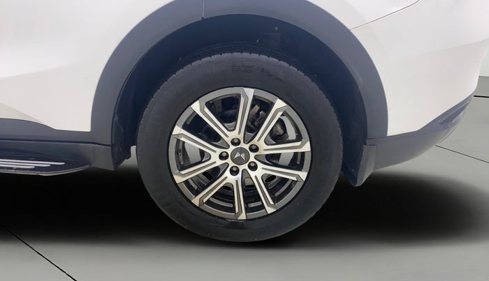 2022 Mahindra XUV700 AX 7 LUXURY P AT 7 STR, Petrol, Automatic, 38,547 km, Left Rear Wheel