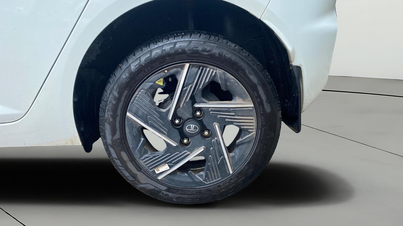 2026 Tata ALTROZ Accomplished S Petrol 6DCT, Petrol, Automatic, 6,892 km, Left Rear Wheel