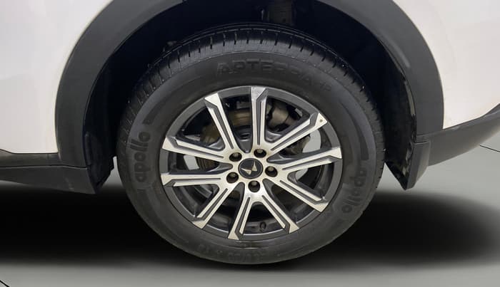 2024 Mahindra XUV700 AX 7 P AT 7 STR, Petrol, Automatic, 12,988 km, Left Rear Wheel