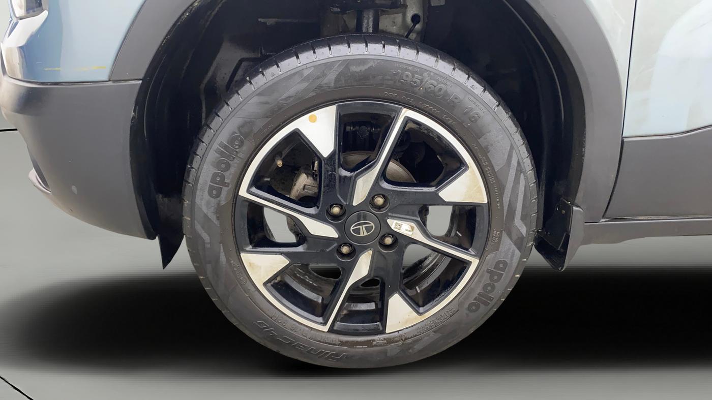 2024 Tata PUNCH Accomplished Dazzle Sunroof, Petrol, Manual, 27,374 km, Left Front Wheel