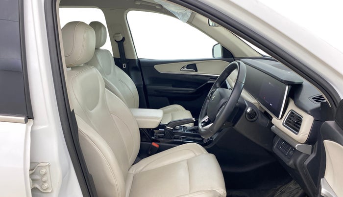 2021 Mahindra XUV700 AX 7 P AT 7 STR, Petrol, Automatic, 67,131 km, Right Side Front Door Cabin