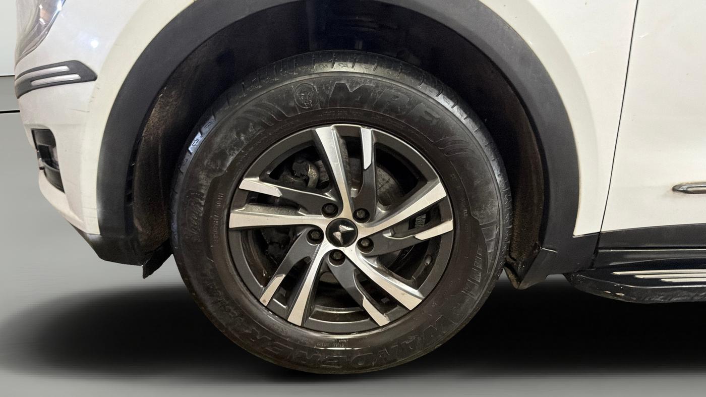 2024 Mahindra XUV700 AX 5 P MT 7 STR, Petrol, Manual, 39,411 km, Left Front Wheel