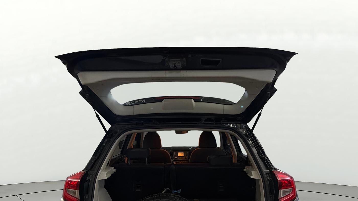 2023 Mahindra XUV300 W6 1.2 PETROL, CNG, Manual, 67,998 km, Boot Door Open