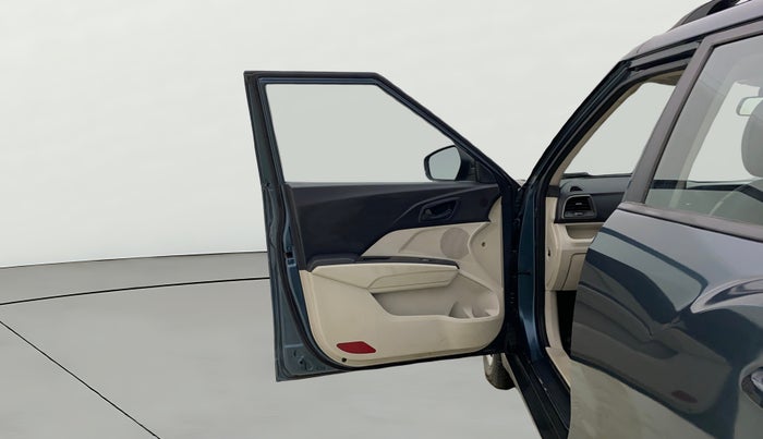 2019 Mahindra XUV300 W6 1.2 PETROL, Petrol, Manual, 1,37,766 km, LHS Front Door