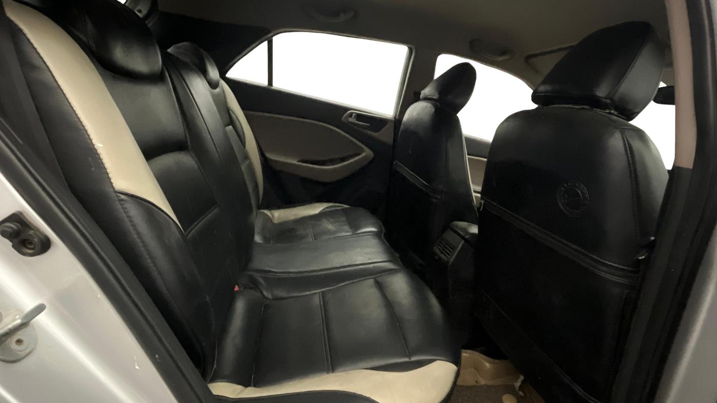 2015 Hyundai Elite i20 MAGNA 1.2, CNG, Manual, 89,366 km, Right Side Rear Door Cabin