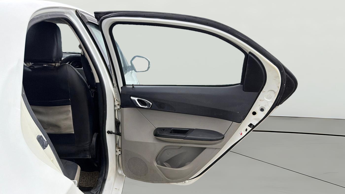 2018 Tata Tiago XZ PETROL, CNG, Manual, 1,17,606 km, RHS Rear Door