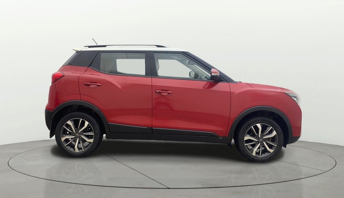 2019 Mahindra XUV300 W8(O) 1.2 PETROL DUAL TONE, Petrol, Manual, 32,193 km, Right Side View