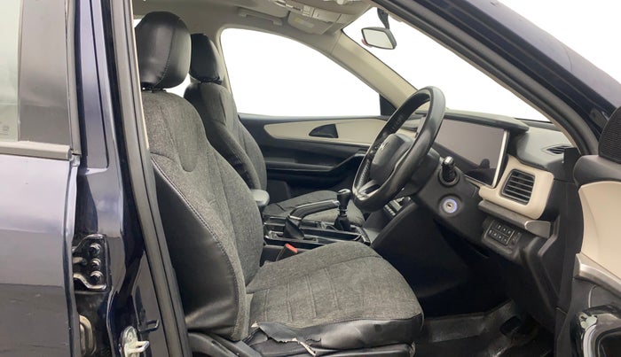 2022 Mahindra XUV700 AX 5 D MT 7 STR, Diesel, Manual, 49,147 km, Right Side Front Door Cabin