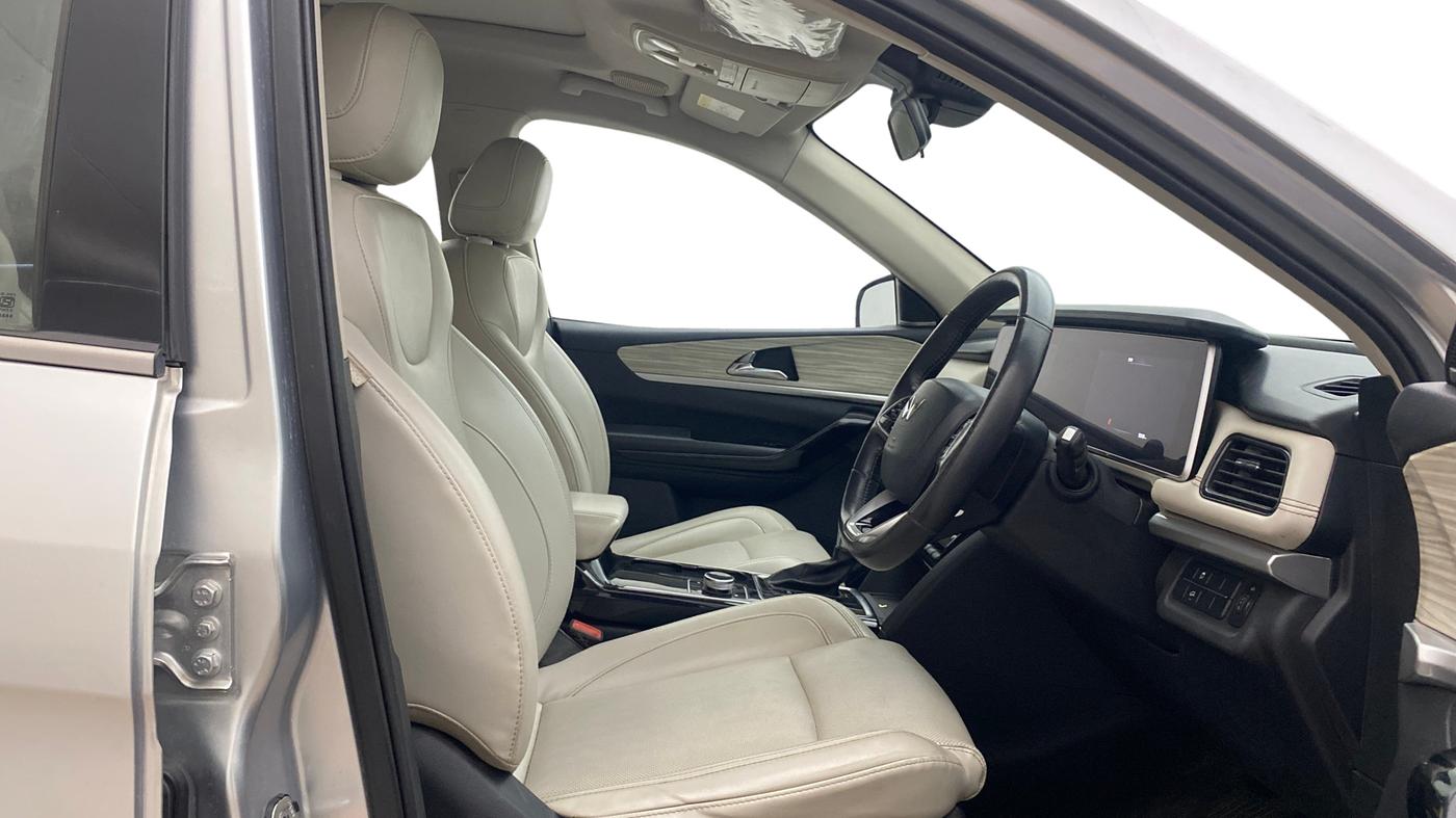 2021 Mahindra XUV700 AX 7 LUXURY P AT 7 STR, Petrol, Automatic, 1,33,099 km, Right Side Front Door Cabin