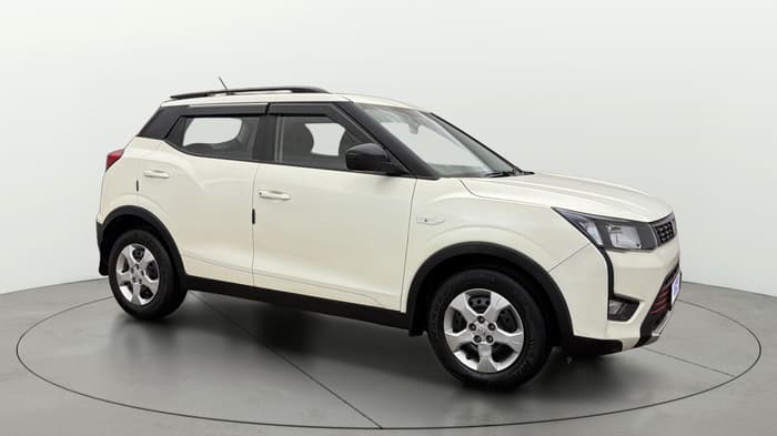 2023 Mahindra XUV300 W6 1.2 PETROL, Petrol, Manual, 17,152 km, Right Front Diagonal