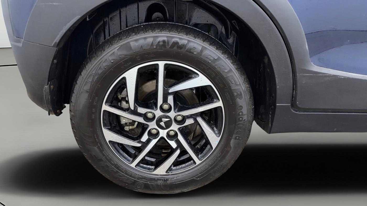 2024 Mahindra XUV 3XO AX5 1.2 L TCMPFi, Petrol, Manual, 8,818 km, Right Rear Wheel