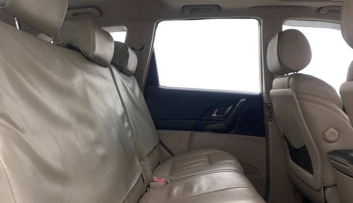 2015 Mahindra XUV500 W10 AWD, Diesel, Manual, 1,08,006 km, Right Side Rear Door Cabin