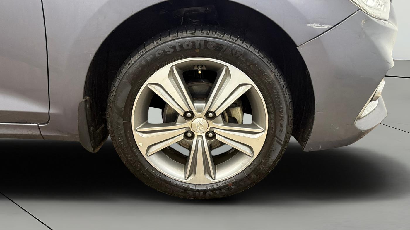 2017 Hyundai Verna 1.6 VTVT SX (O) AT, Petrol, Automatic, 36,476 km, Right Front Wheel