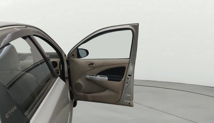 2014 Toyota Etios G, Petrol, Manual, 1,15,924 km, RHS Front Door