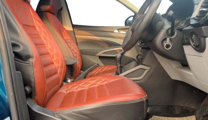 2025 Skoda KUSHAQ  Signature 1.0L TSI MT , Petrol, Manual, 4,742 km, Right Side Front Door Cabin