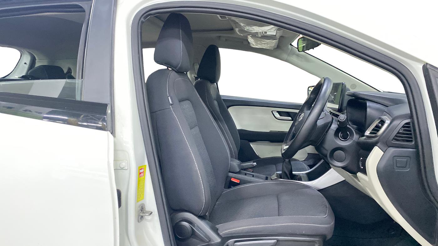 2024 Tata ALTROZ XZ Plus (S) Lux CNG , CNG, Manual, 6,724 km, Right Side Front Door Cabin