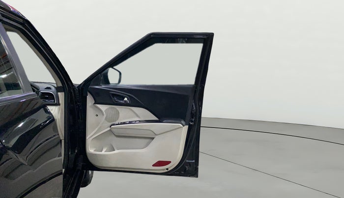 2022 Mahindra XUV300 W8 1.2 PETROL, Petrol, Manual, 41,305 km, RHS Front Door