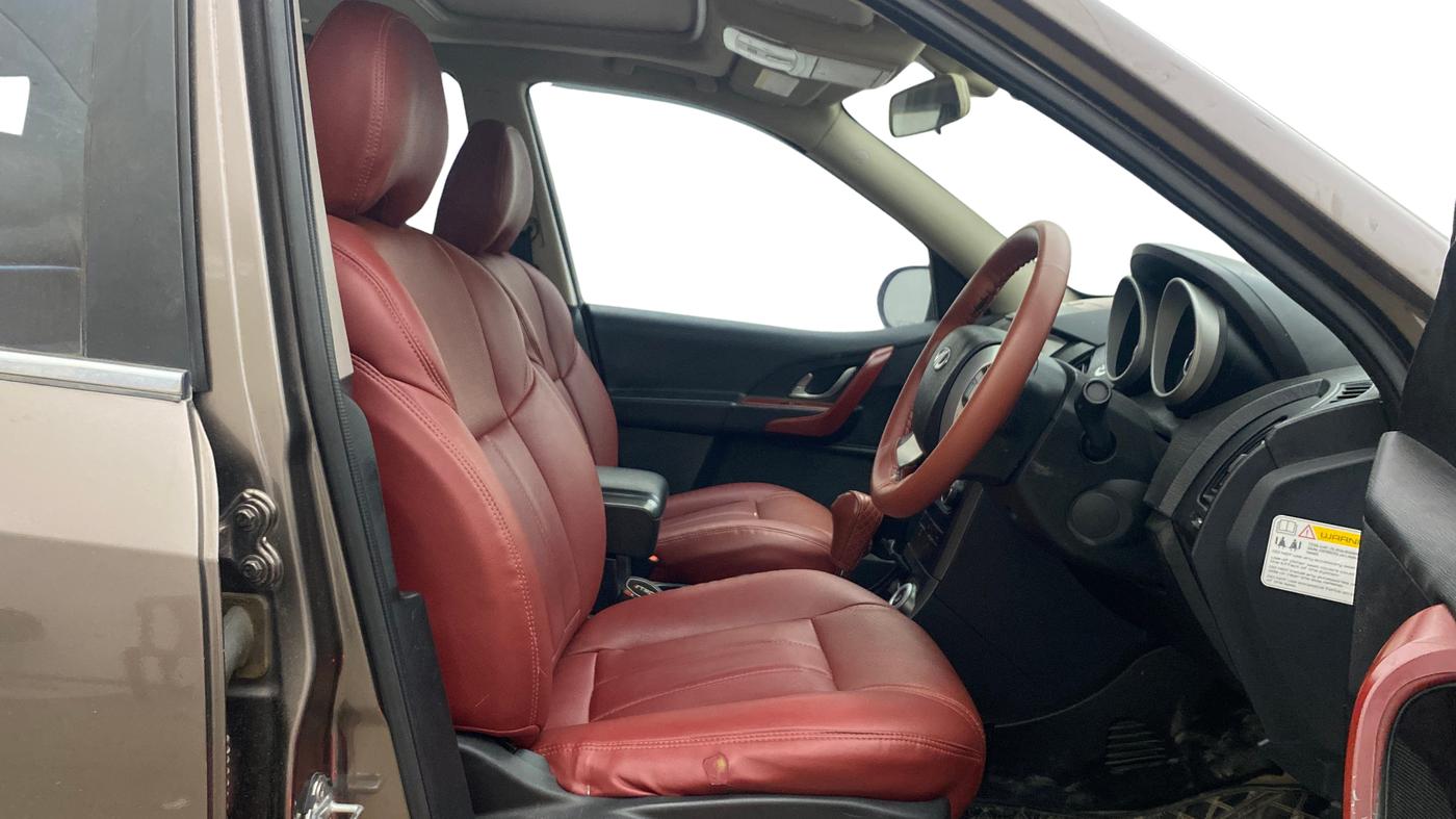 2017 Mahindra XUV500 W10 AT, Diesel, Automatic, 85,188 km, Right Side Front Door Cabin