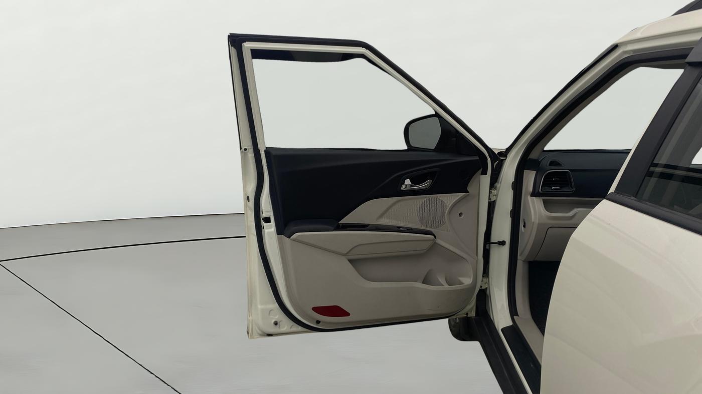 2023 Mahindra XUV300 W8 (O) 1.2 PETROL, Petrol, Manual, 27,386 km, LHS Front Door