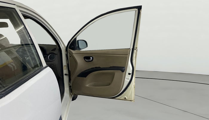 2016 Hyundai i10 SPORTZ 1.1, CNG, Manual, 64,201 km, RHS Front Door