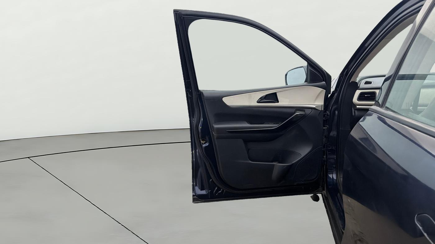 2022 Mahindra XUV700 AX 5 P MT 5 STR, Petrol, Manual, 66,297 km, LHS Front Door