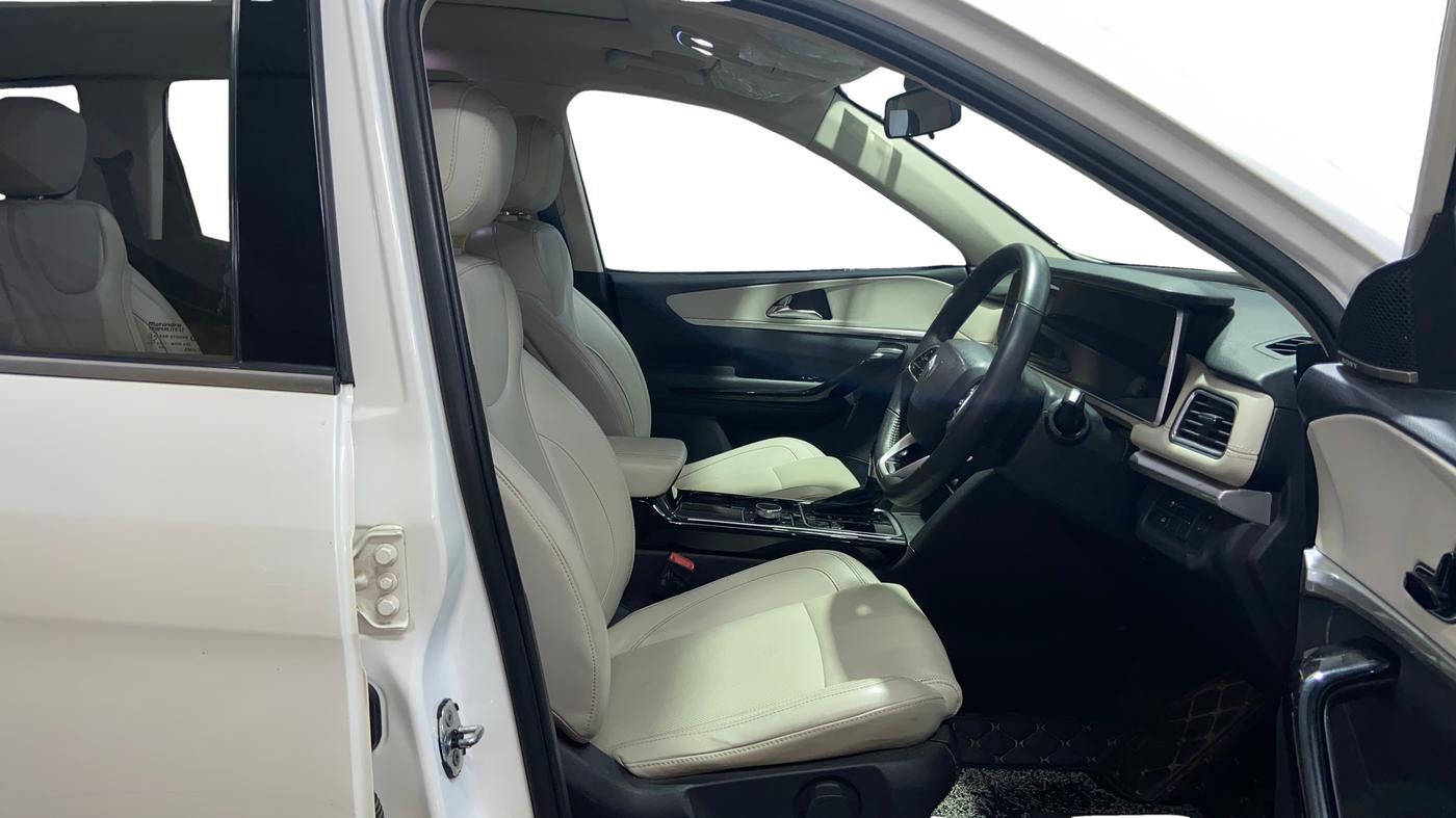 2021 Mahindra XUV700 AX 7 LUXURY P AT 7 STR, Petrol, Automatic, 59,906 km, Right Side Front Door Cabin