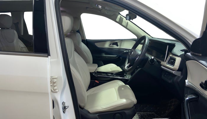2021 Mahindra XUV700 AX 7 LUXURY P AT 7 STR, Petrol, Automatic, 59,814 km, Right Side Front Door Cabin