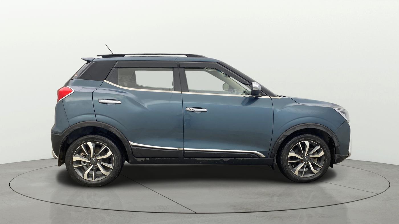2020 Mahindra XUV300 W8 (O) 1.2 PETROL, Petrol, Manual, 26,537 km, Right Side View