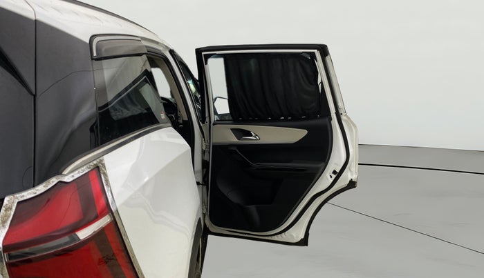 2022 Mahindra XUV700 AX 7 LUXURY D AT 7 STR, Diesel, Automatic, 93,680 km, RHS Rear Door