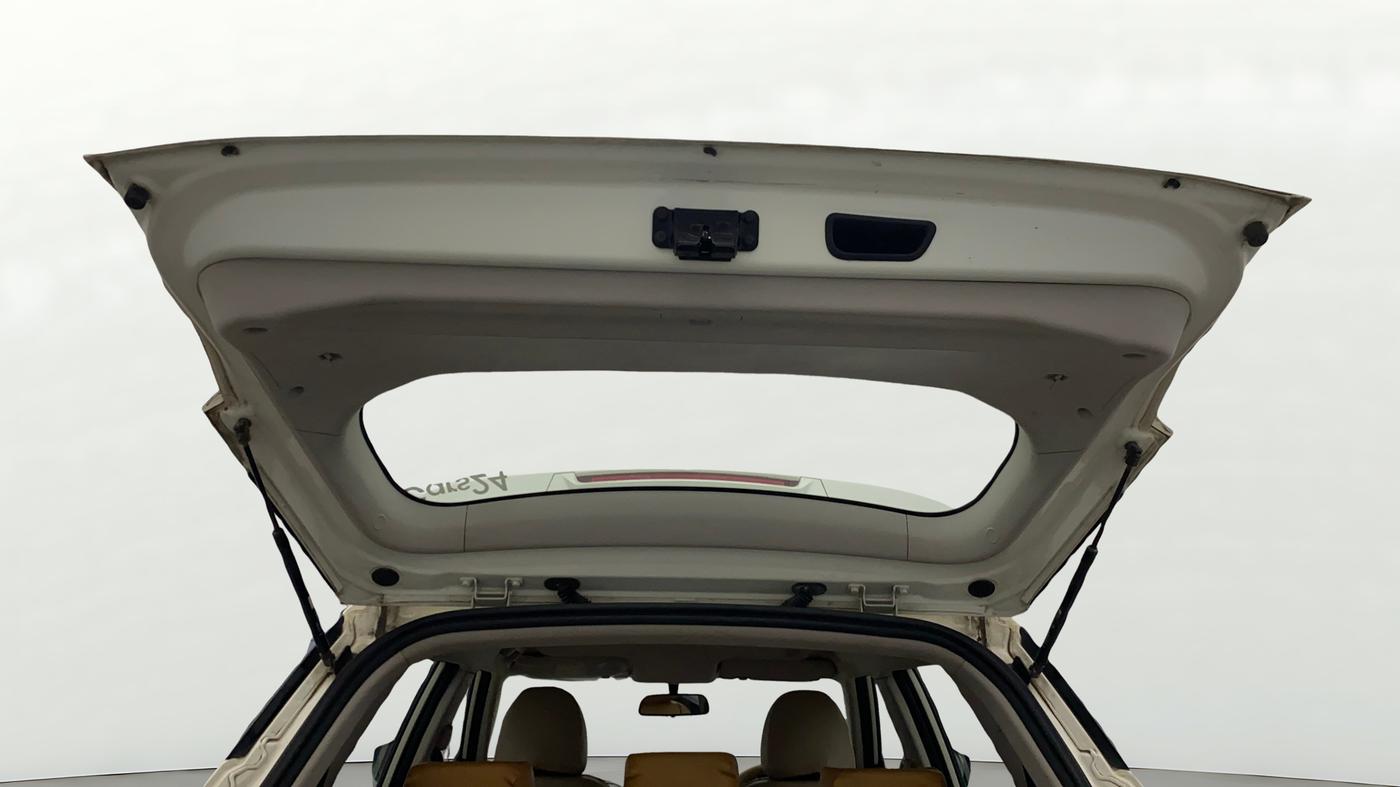 2020 Mahindra XUV300 W6 1.2 PETROL, Petrol, Manual, 15,386 km, Boot Door Open