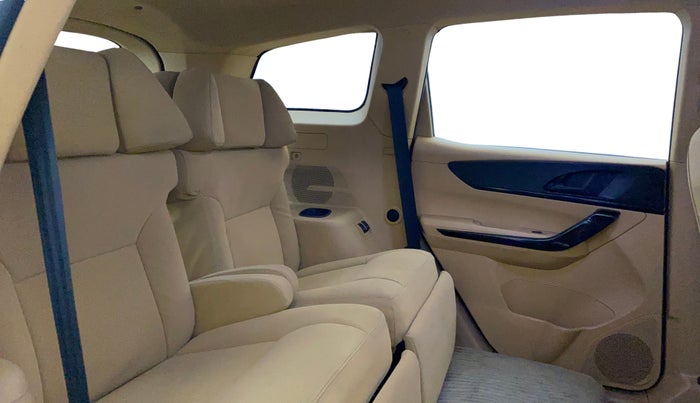 2021 Mahindra XUV700 AX 3 P MT 5 STR, Petrol, Manual, 15,831 km, Right Side Rear Door Cabin