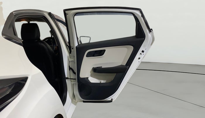 2024 Tata ALTROZ XM PLUS CNG, CNG, Manual, 10,647 km, RHS Rear Door