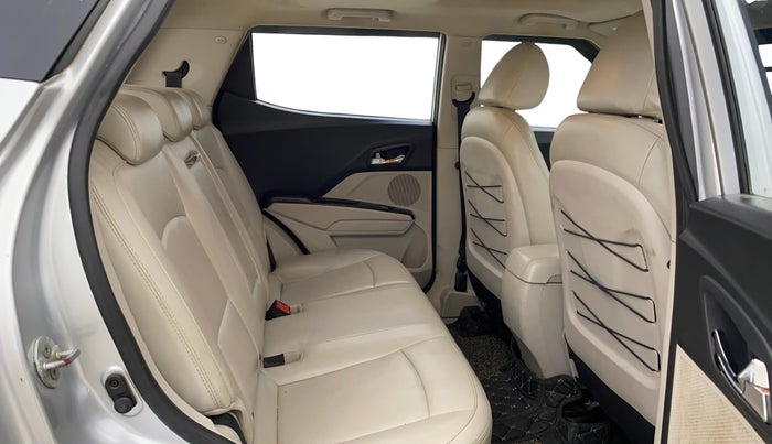 2020 Mahindra XUV300 W8 (O) 1.2 PETROL, Petrol, Manual, 1,03,497 km, Right Side Rear Door Cabin