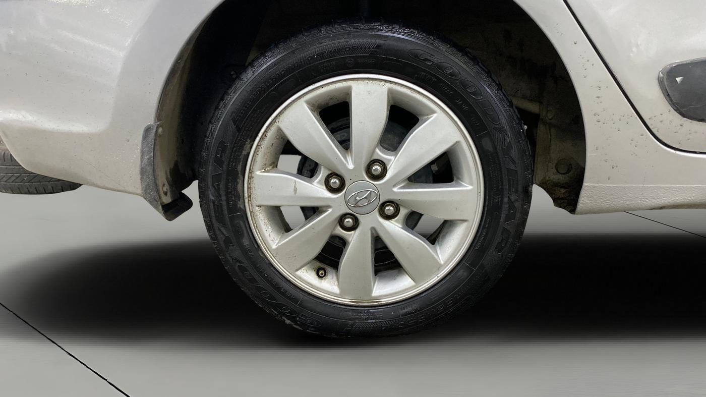 2016 Hyundai Xcent SX 1.2, CNG, Manual, 1,04,735 km, Right Rear Wheel
