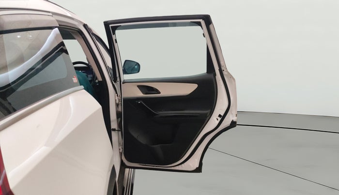 2022 Mahindra XUV700 AX 5 D AT 7 STR, Diesel, Automatic, 77,516 km, RHS Rear Door