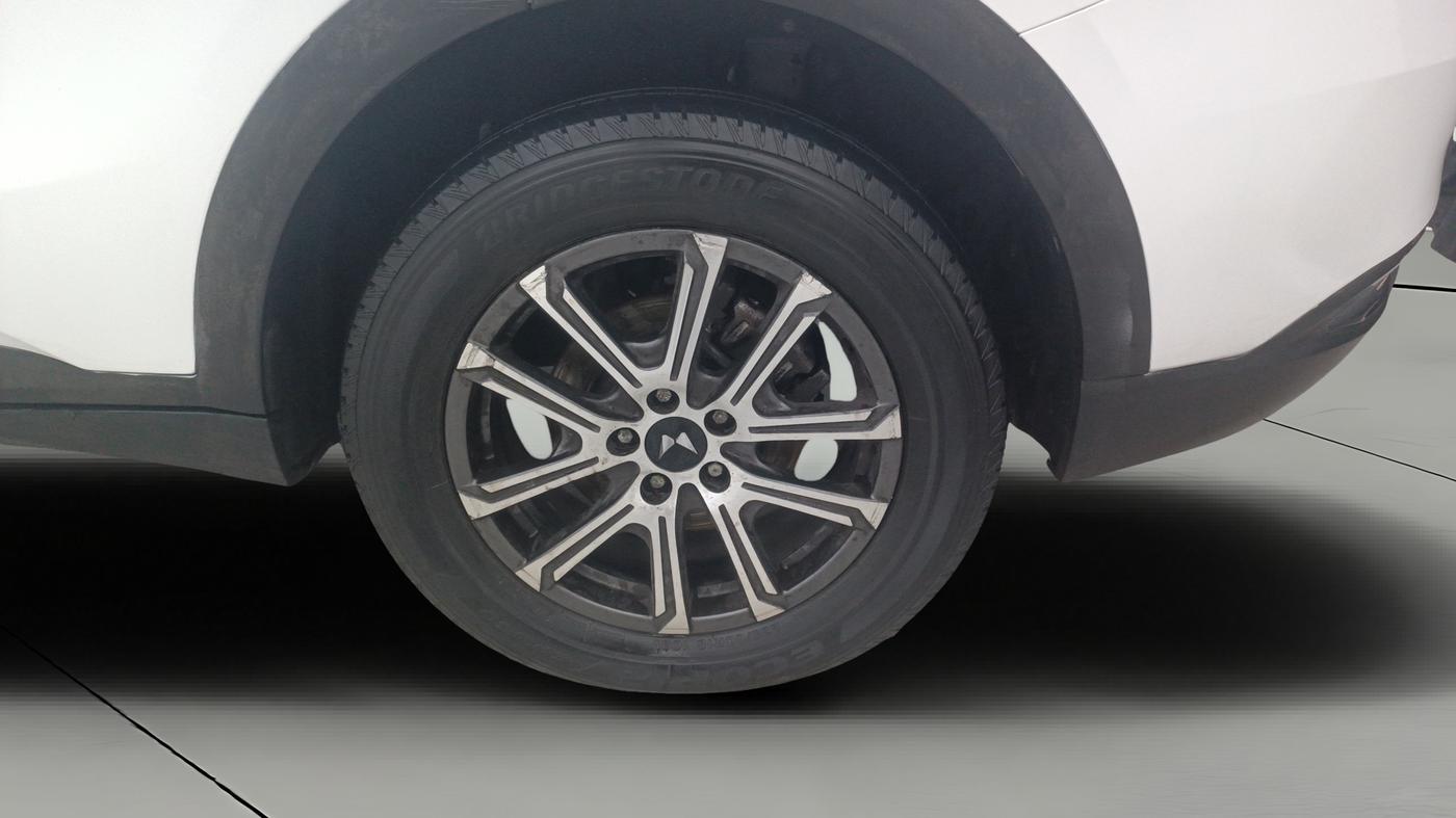 2023 Mahindra XUV700 AX 7 LUXURY P AT 7 STR, Petrol, Automatic, 42,955 km, Left Rear Wheel