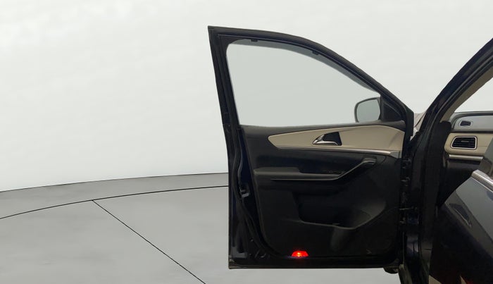 2021 Mahindra XUV700 AX7 Petrol MT 7 STR, Petrol, Manual, 88,529 km, LHS Front Door