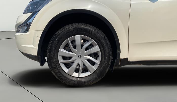 2018 Mahindra XUV500 W7, Diesel, Manual, 1,03,059 km, Left Front Wheel