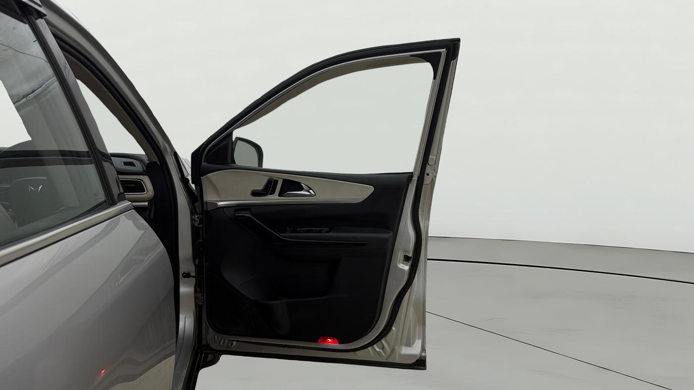 2022 Mahindra XUV700 AX 7 D AT 7 STR, Diesel, Automatic, 84,972 km, RHS Front Door