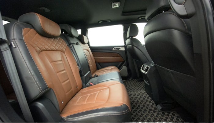 2022 Mahindra ALTURAS G4 4WD AT, Diesel, Automatic, 31,163 km, Right Side Rear Door Cabin