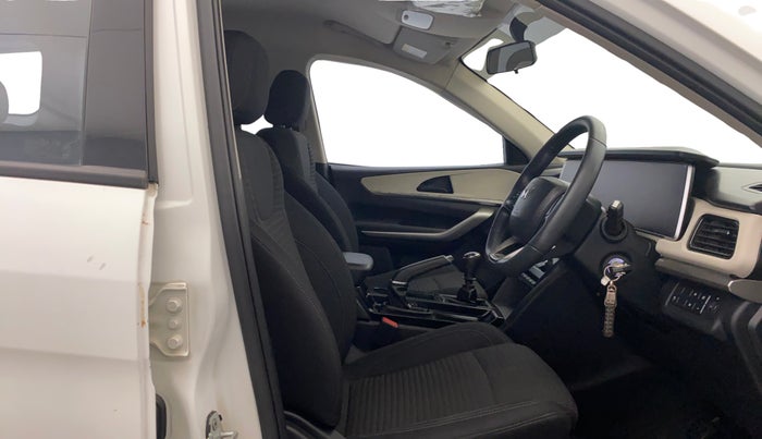 2021 Mahindra XUV700 AX 3 P MT 5 STR, Petrol, Manual, 40,193 km, Right Side Front Door Cabin